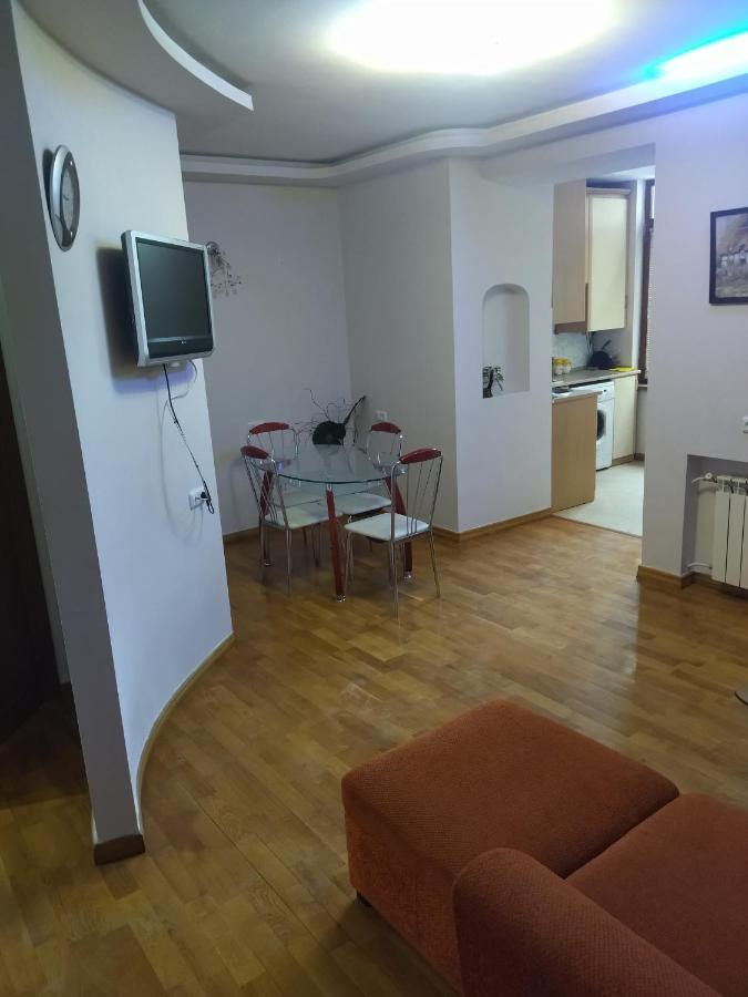 Abovyan 36 Apt & Tour เยเรวาน ภายนอก รูปภาพ